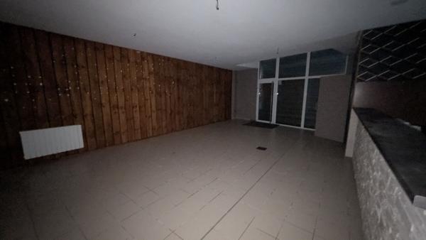 Immeuble commerces - St Secondin