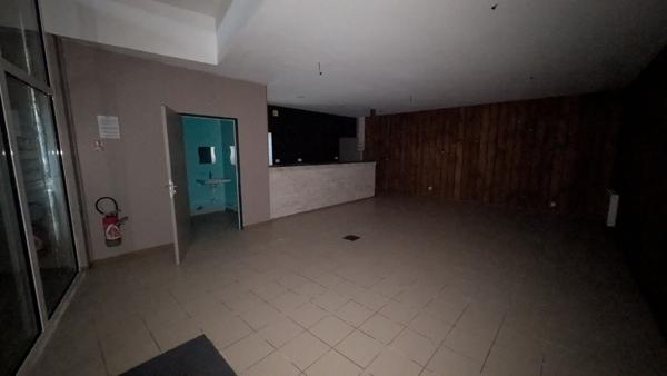 Immeuble commerces - St Secondin