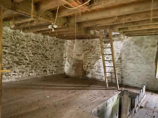 EN EXCLUSIVITE ! Ancien corps de ferme de 200m² à restaurer sur plus de 3,2 hectares de terrain 76 000 €