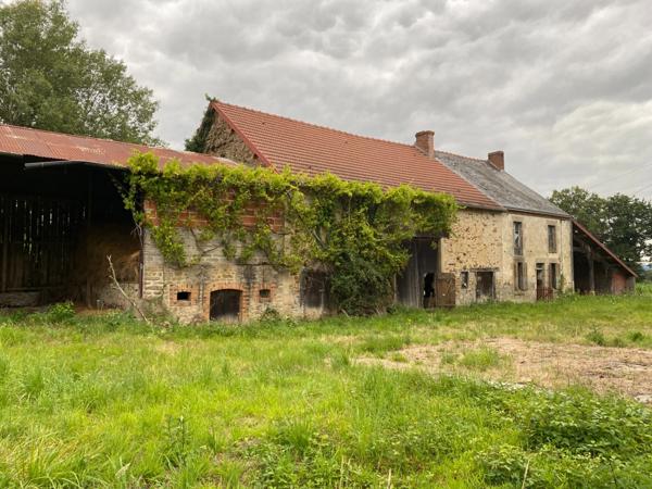EN EXCLUSIVITE ! Ancien corps de ferme de 200m² à restaurer sur plus de 3,2 hectares de terrain 76 000 €