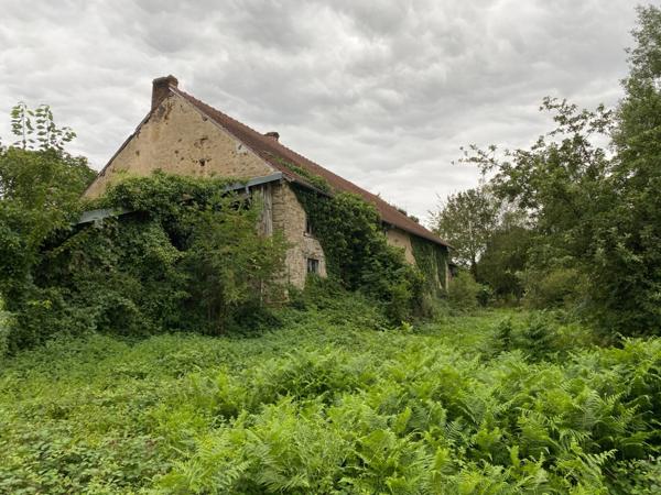 EN EXCLUSIVITE ! Ancien corps de ferme de 200m² à restaurer sur plus de 3,2 hectares de terrain 76 000 €
