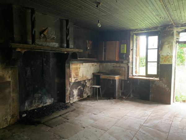 EN EXCLUSIVITE ! Ancien corps de ferme de 200m² à restaurer sur plus de 3,2 hectares de terrain 76 000 €