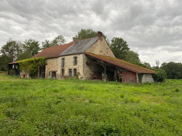 EN EXCLUSIVITE ! Ancien corps de ferme de 200m² à restaurer sur plus de 3,2 hectares de terrain 76 000 €