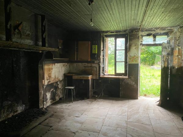 EN EXCLUSIVITE ! Ancien corps de ferme de 200m² à restaurer sur plus de 3,2 hectares de terrain 76 000 €