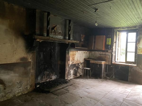 EN EXCLUSIVITE ! Ancien corps de ferme de 200m² à restaurer sur plus de 3,2 hectares de terrain 76 000 €