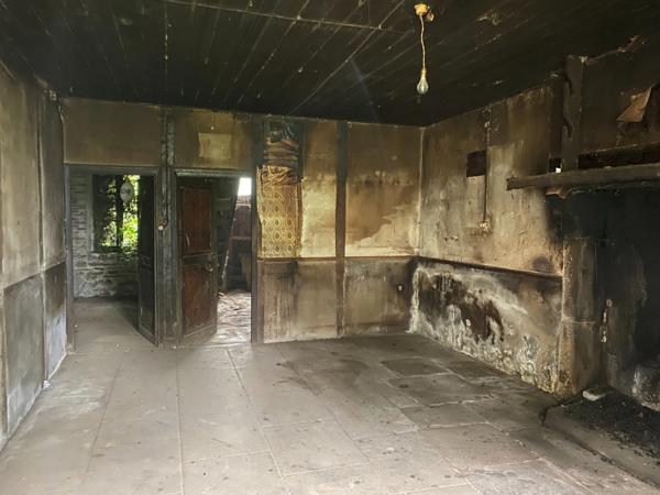 EN EXCLUSIVITE ! Ancien corps de ferme de 200m² à restaurer sur plus de 3,2 hectares de terrain 76 000 €