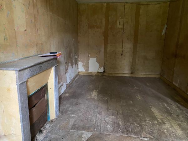 EN EXCLUSIVITE ! Ancien corps de ferme de 200m² à restaurer sur plus de 3,2 hectares de terrain 76 000 €