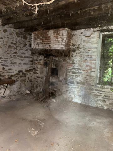 EN EXCLUSIVITE ! Ancien corps de ferme de 200m² à restaurer sur plus de 3,2 hectares de terrain 76 000 €
