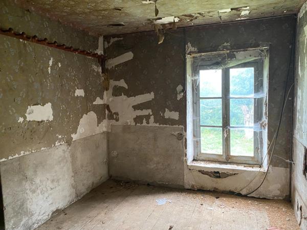 EN EXCLUSIVITE ! Ancien corps de ferme de 200m² à restaurer sur plus de 3,2 hectares de terrain 76 000 €