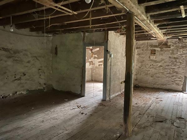 EN EXCLUSIVITE ! Ancien corps de ferme de 200m² à restaurer sur plus de 3,2 hectares de terrain 76 000 €