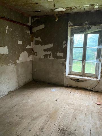 EN EXCLUSIVITE ! Ancien corps de ferme de 200m² à restaurer sur plus de 3,2 hectares de terrain 76 000 €