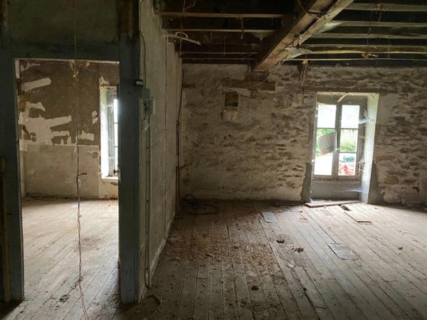 EN EXCLUSIVITE ! Ancien corps de ferme de 200m² à restaurer sur plus de 3,2 hectares de terrain 76 000 €