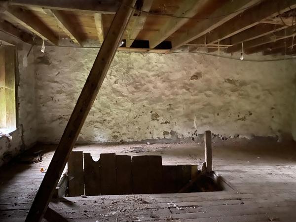 EN EXCLUSIVITE ! Ancien corps de ferme de 200m² à restaurer sur plus de 3,2 hectares de terrain 76 000 €