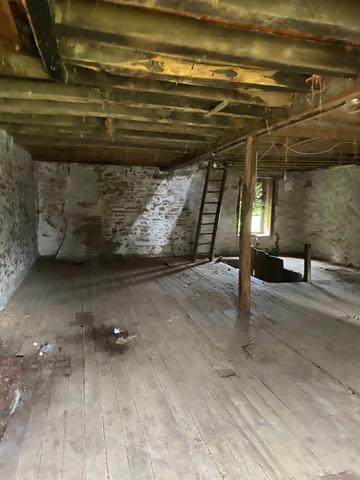 EN EXCLUSIVITE ! Ancien corps de ferme de 200m² à restaurer sur plus de 3,2 hectares de terrain 76 000 €