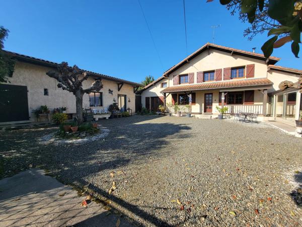 Ensemble avec 1280 m² de hangars sur 3 ha – fort potentiel professionnel