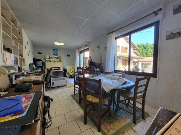 Ensemble avec 1280 m² de hangars sur 3 ha – fort potentiel professionnel