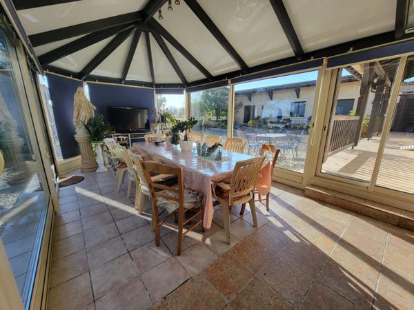 Ensemble avec 1280 m² de hangars sur 3 ha – fort potentiel professionnel