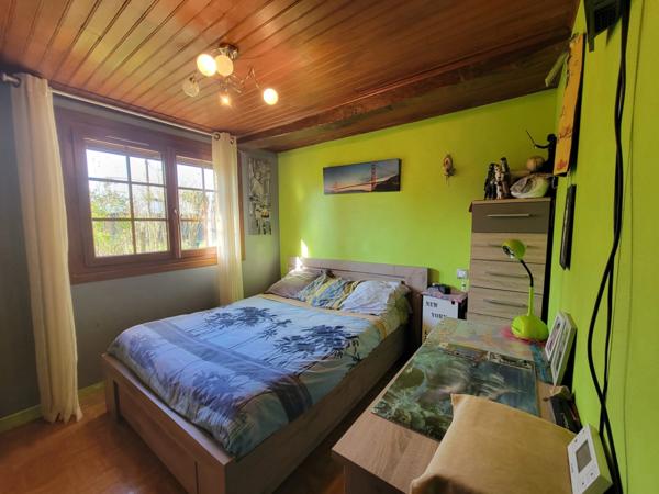 Ensemble avec 1280 m² de hangars sur 3 ha – fort potentiel professionnel