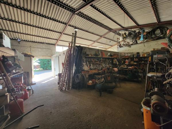 Ensemble avec 1280 m² de hangars sur 3 ha – fort potentiel professionnel