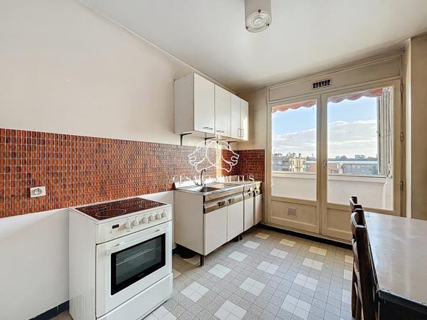 GRAND T2 AU DERNIER ETAGE AVEC BALCON, CAVE ET GARAGE