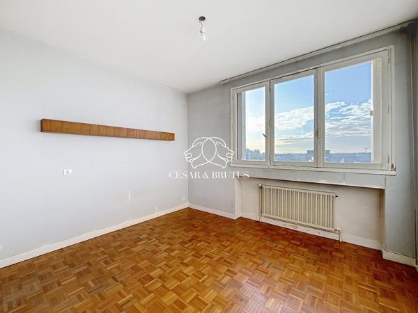 GRAND T2 AU DERNIER ETAGE AVEC BALCON, CAVE ET GARAGE
