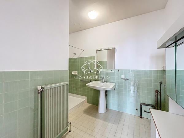 GRAND T2 AU DERNIER ETAGE AVEC BALCON, CAVE ET GARAGE