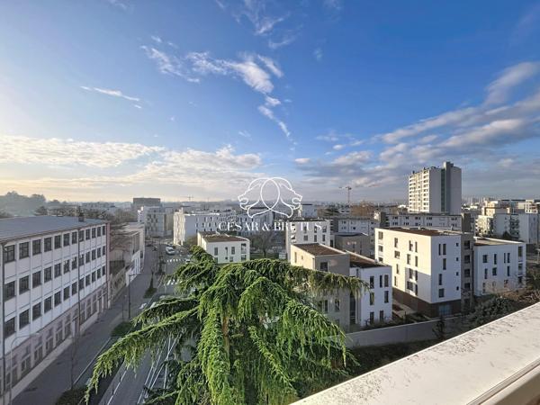 GRAND T2 AU DERNIER ETAGE AVEC BALCON, CAVE ET GARAGE