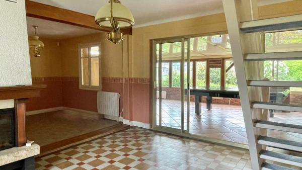 Maison
                                                                                                                                                                                                                                                                                                                        8 pièce(s)                                                                                                                                                                                                          3 chambre(s)                                                                                                                                                                                                          160  m²