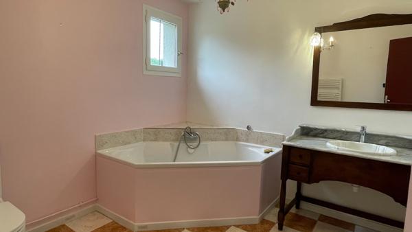 Maison
                                                                                                                                                                                                                                                                                                                        8 pièce(s)                                                                                                                                                                                                          3 chambre(s)                                                                                                                                                                                                          160  m²