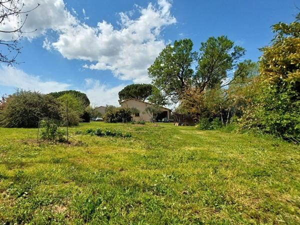Terrain constructible, viabilisé et arboré de 978 m²