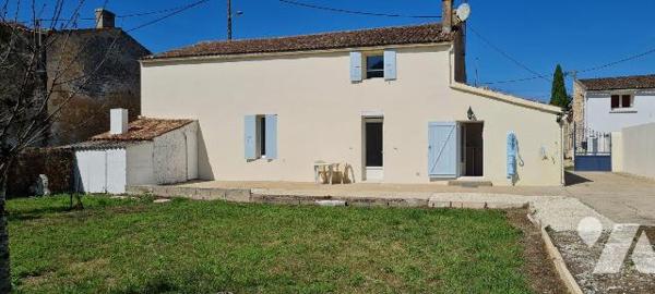  Maison situé dans un quartier très agréable et à centre ville, tranquillité assurée comprenant...