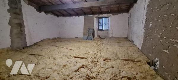  Maison situé dans un quartier très agréable et à centre ville, tranquillité assurée comprenant...