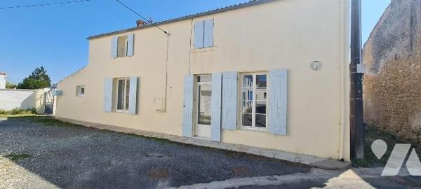  Maison situé dans un quartier très agréable et à centre ville, tranquillité assurée comprenant...