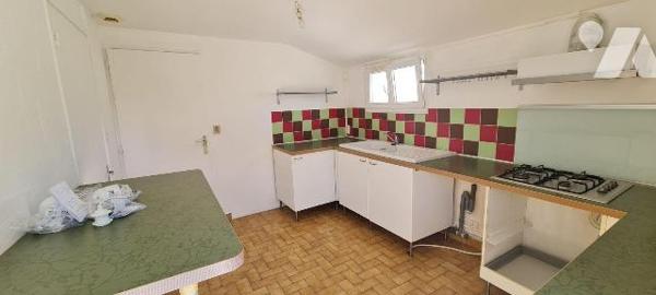  Maison situé dans un quartier très agréable et à centre ville, tranquillité assurée comprenant...