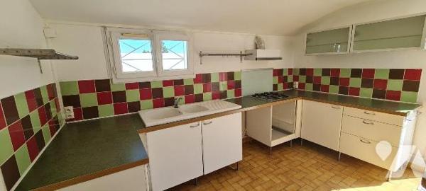  Maison situé dans un quartier très agréable et à centre ville, tranquillité assurée comprenant...