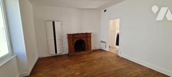  Maison situé dans un quartier très agréable et à centre ville, tranquillité assurée comprenant...