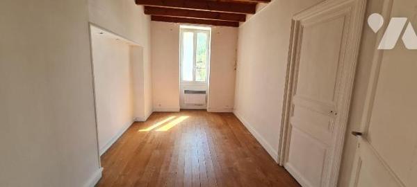  Maison situé dans un quartier très agréable et à centre ville, tranquillité assurée comprenant...