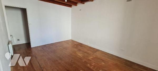  Maison situé dans un quartier très agréable et à centre ville, tranquillité assurée comprenant...