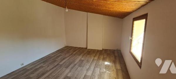  Maison situé dans un quartier très agréable et à centre ville, tranquillité assurée comprenant...