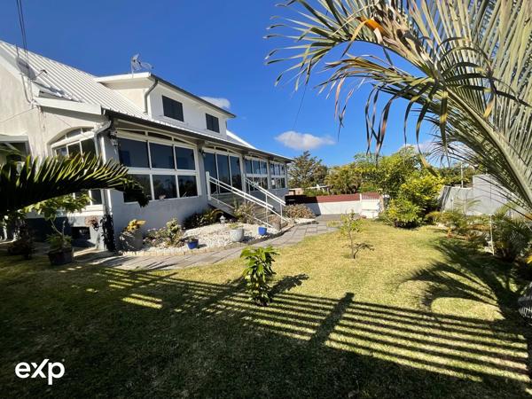 Maison familiale de 8 pièces avec piscine au centre ville du Tampon