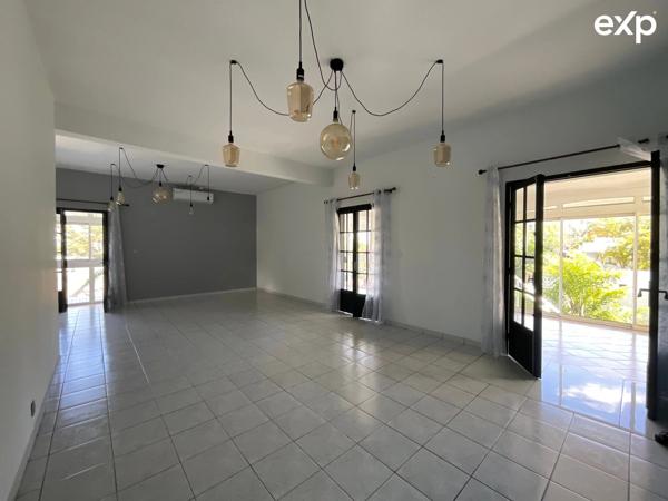 Maison familiale de 8 pièces avec piscine au centre ville du Tampon