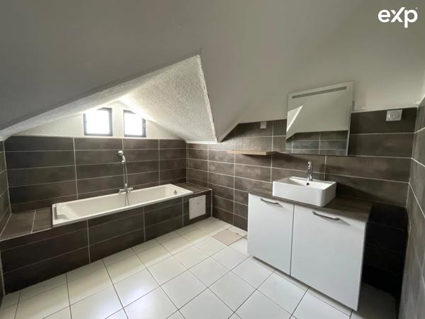 Maison familiale de 8 pièces avec piscine au centre ville du Tampon