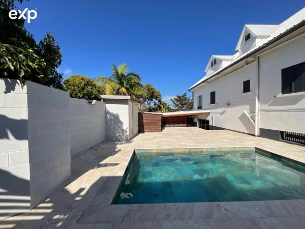 Maison familiale de 8 pièces avec piscine au centre ville du Tampon