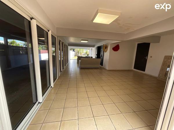 Maison familiale de 8 pièces avec piscine au centre ville du Tampon