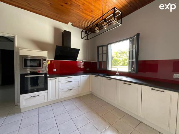 Maison familiale de 8 pièces avec piscine au centre ville du Tampon