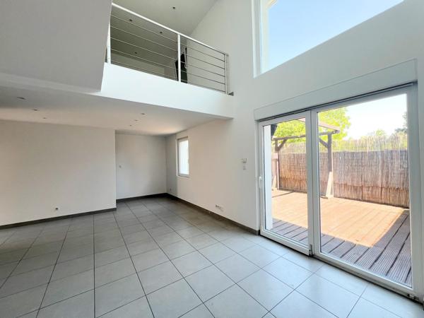 Maison mitoyenne de 125 m2 moderne avec grande terrasse, garage et place de parking