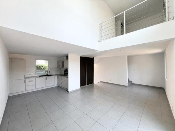 Maison mitoyenne de 125 m2 moderne avec grande terrasse, garage et place de parking