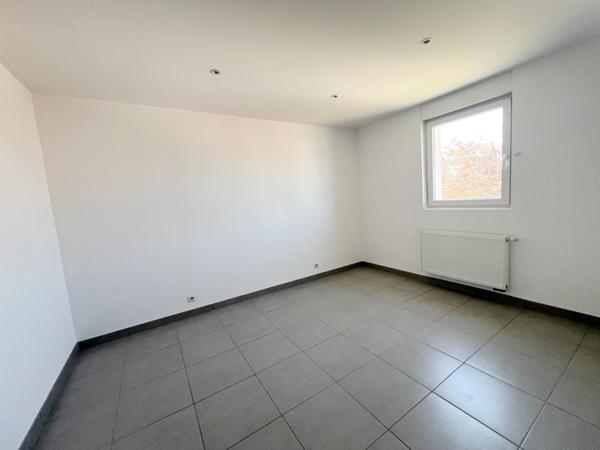 Maison mitoyenne de 125 m2 moderne avec grande terrasse, garage et place de parking