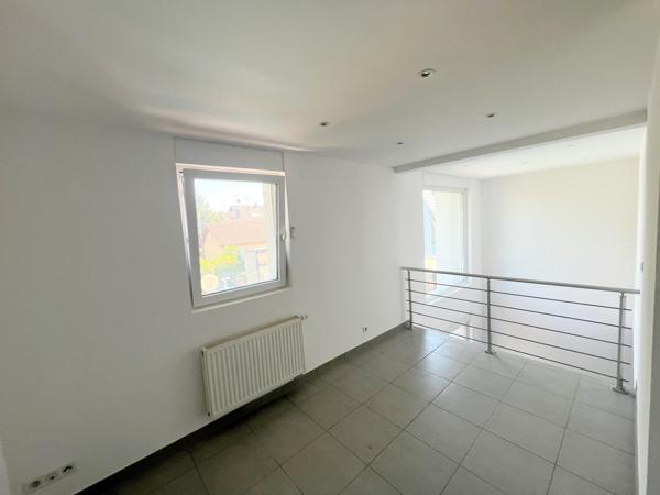 Maison mitoyenne de 125 m2 moderne avec grande terrasse, garage et place de parking