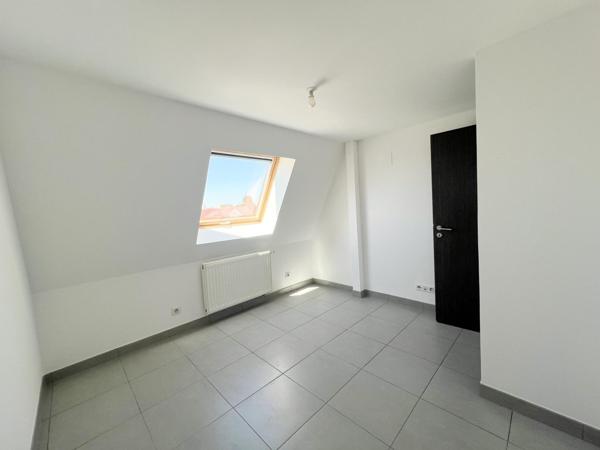 Maison mitoyenne de 125 m2 moderne avec grande terrasse, garage et place de parking